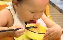 2岁“辣妹子”熟练用筷子蘸辣椒酱吃饺子,这是天赋还是坑娃?