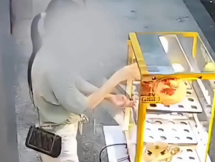 广东一女子便利店门口连续偷吃五个蛋挞，吃完直接走人