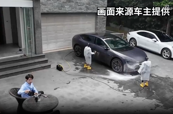上海车主在自家院子边喝茶边看机器人洗车