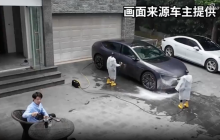 上海车主在自家院子边喝茶边看机器人洗车