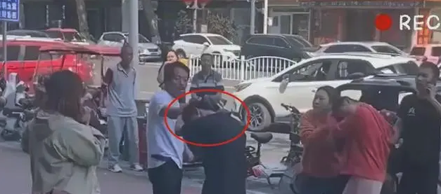 为何父亲会当街怒扇女儿男友耳光？详情介绍