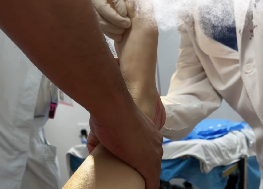 女子脚底突然喷血，紧急送医！这东西很多人在用，医生提醒