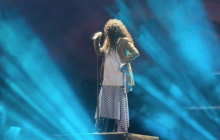 知名女歌手陈粒演出时耳机“爆炸”,强忍剧痛完成表演