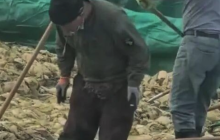 “男子在酸菜池中抽烟吐痰”视频引众怒,葫芦岛市监部门回应:已介入调查