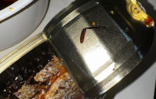 山姆鲮鱼罐头吃出疑似蟑螂腿,客服:需提供会员信息核实