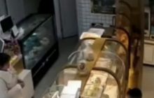 孩子店内用手抓蛋糕，被提醒后妈妈反怼：“我们自己吃，怎么不能拿？”