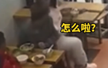女子因占座被提醒，竟将整碗面扣在对方头上，还怒摔其手机