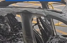 西安一保时捷行驶中突发自燃，被烧成空壳