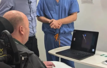 Neuralink芯片入脑，让瘫痪男子用“意念”重新开口，家属泪崩