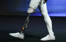 为证机器人非真人，何小鹏发布会现场哽咽下令：剪开它的腿！