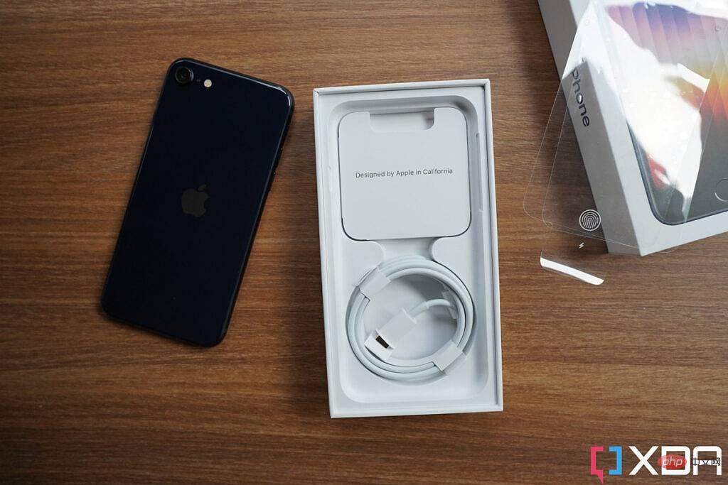 Apple iPhone SE 3 (2022) unboxing: What’s in the box?