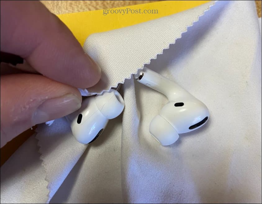 如何清洁 AirPods