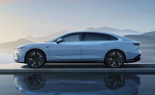 岚图追光:中大型豪华纯电动轿车 性能强劲 续航里程达580-730公里