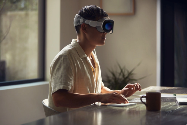 苹果发布全新Vision Pro头显，融合手势、眼球运动和语音命令
