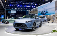 华为推出业界首款智驾版车型，AITO问界M5系列亮相重庆国际汽车展