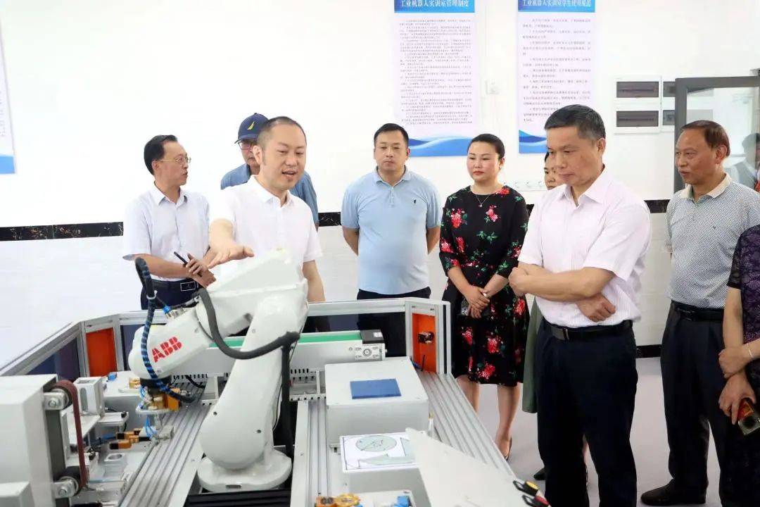 산업과 교육의 통합을 촉진하는 온라인 로봇은 장시성 산업 및 상업 기술 학교 산업 로봇 산업 대학의 번영을 돕습니다.