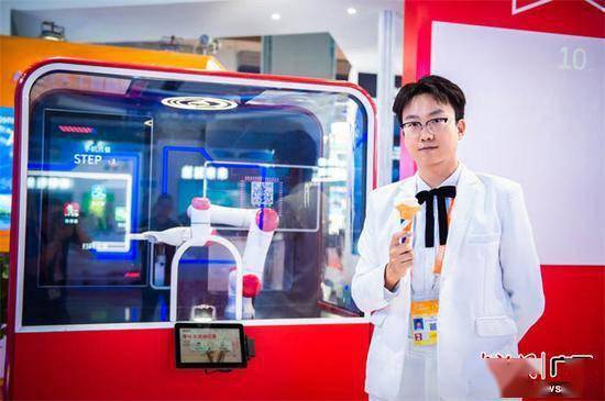 东博会上的餐饮企业展厅亮点：机器人制作冰淇淋