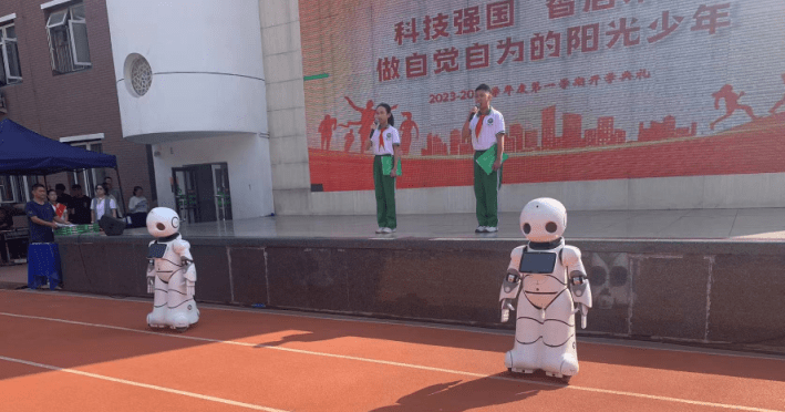 开学第一天，机器人“朋友”校门口迎新
