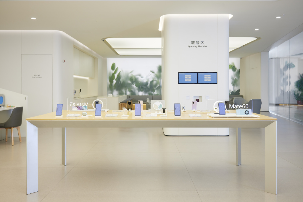 Huaweis first service flagship store in South China unveiled: Intelligent robots help engineers automatically obtain parts