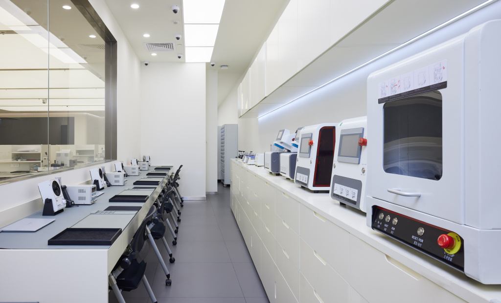 Huaweis first service flagship store in South China unveiled: Intelligent robots help engineers automatically obtain parts