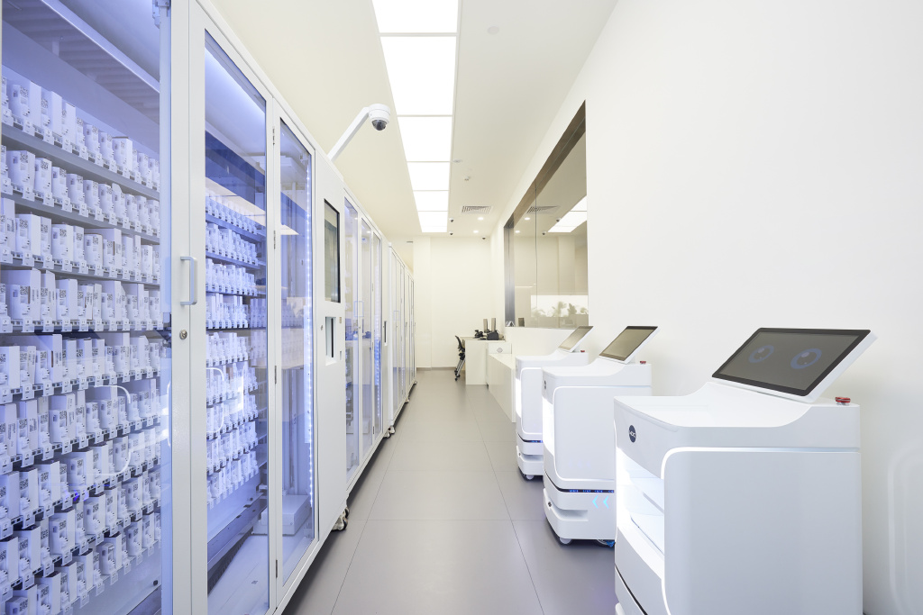 Huaweis first service flagship store in South China unveiled: Intelligent robots help engineers automatically obtain parts