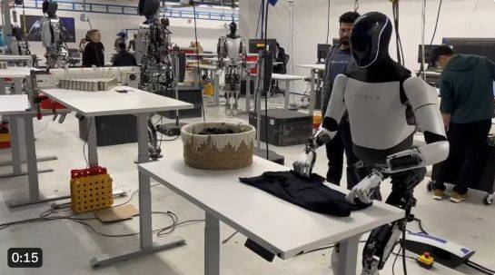 特斯拉“擎天柱”机器人自主叠衣服？马斯克回应