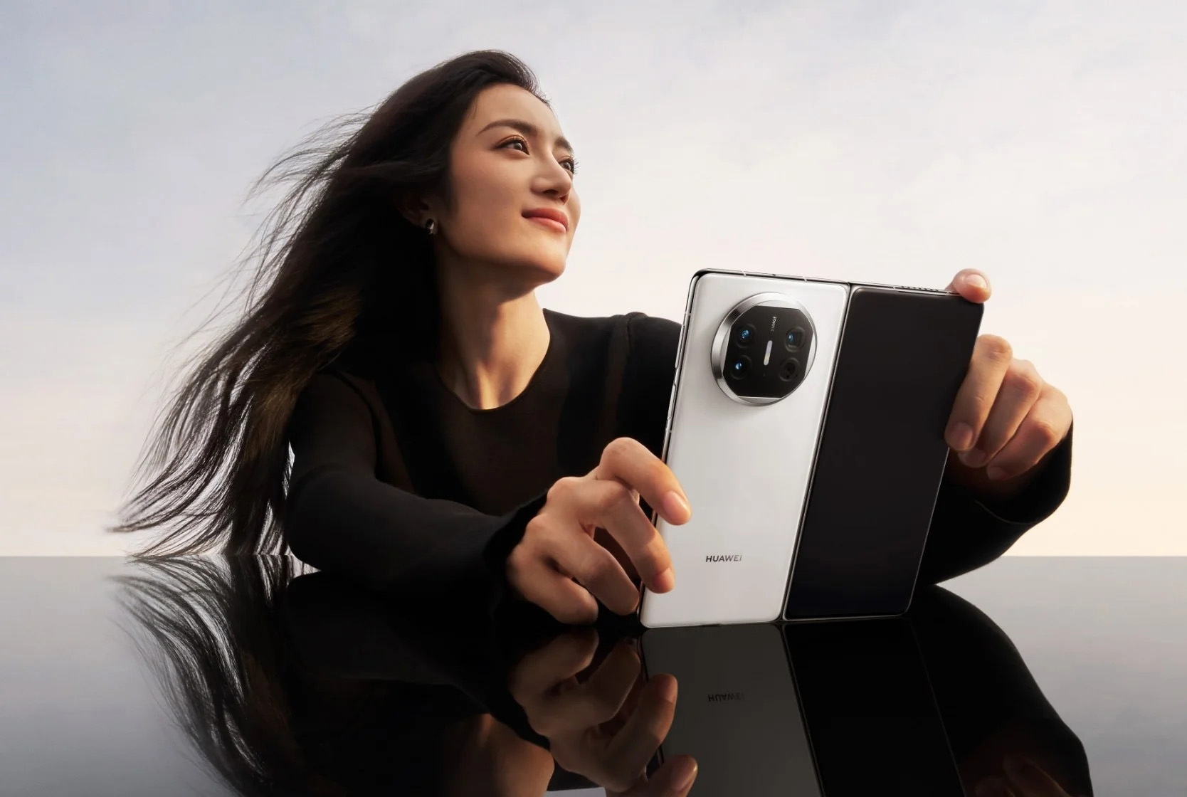 华为首款三折屏曝光，折叠屏手机“卷形态得天下”？