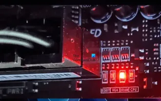 Die DRAM-Leuchte auf dem Motherboard leuchtet orange, es gibt jedoch keine Anzeige