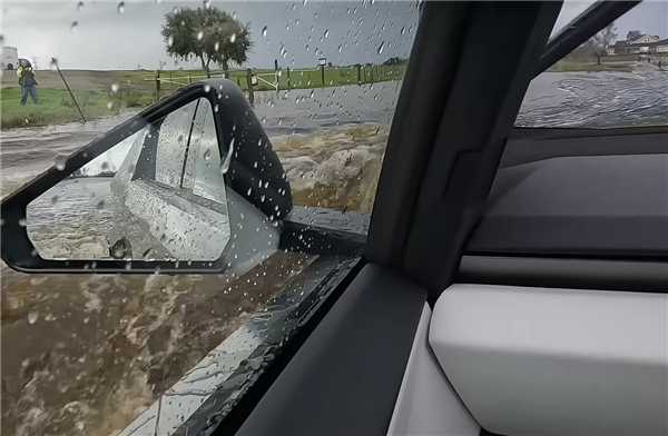 Tesla Cybertruck violent actual test: driving in water proves super water wading ability