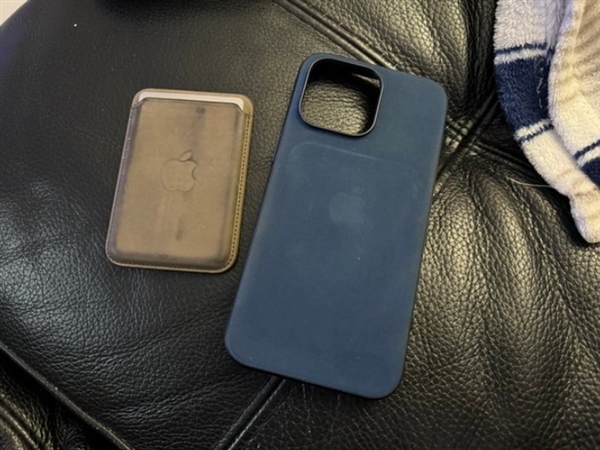 The iPhones finely woven twill protective case received widespread negative reviews: the 479 yuan case became battle damaged after five months of use.