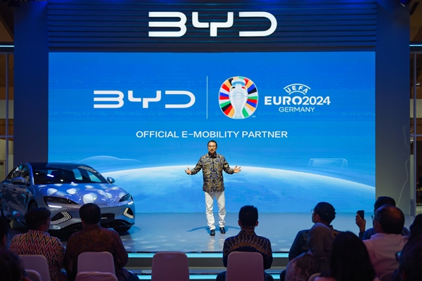 比亚迪四款新车型亮相印尼车展,总统亲自体验并给予高度评价