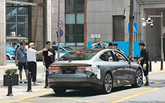 蔚来ET7新款车型路试谍照曝光,月灰银车色及内饰细节抢先看