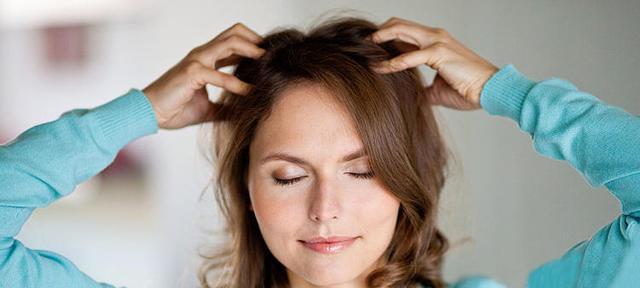 女人头发掉的厉害怎么办(快速有效的方法帮你拯救年轻秀发)