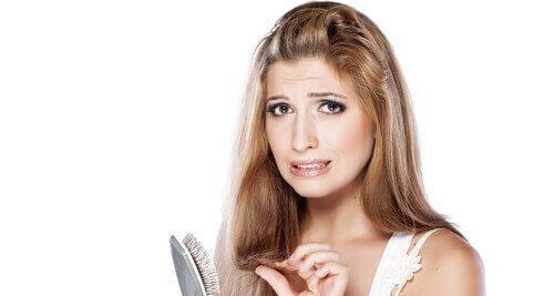 女人头发掉的厉害怎么办(快速有效的方法帮你拯救年轻秀发)