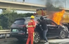 山西问界M7起火，疑似车门打不开导致三死