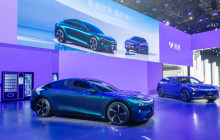 极越汽车机器人全新阵容亮相北京车展