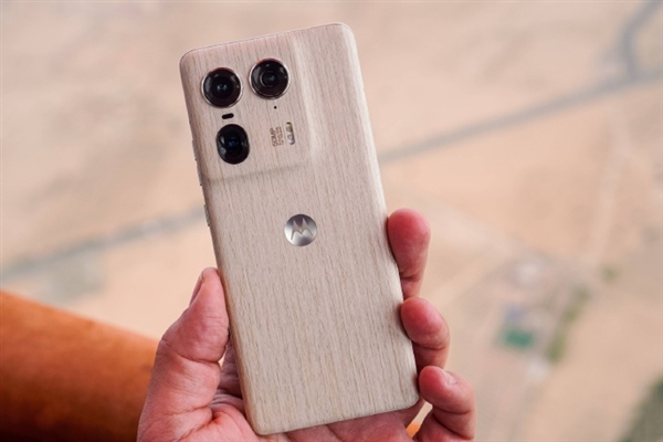 曝迪丽热巴代言!moto X50 Ultra下周发布:moto首款AI手机