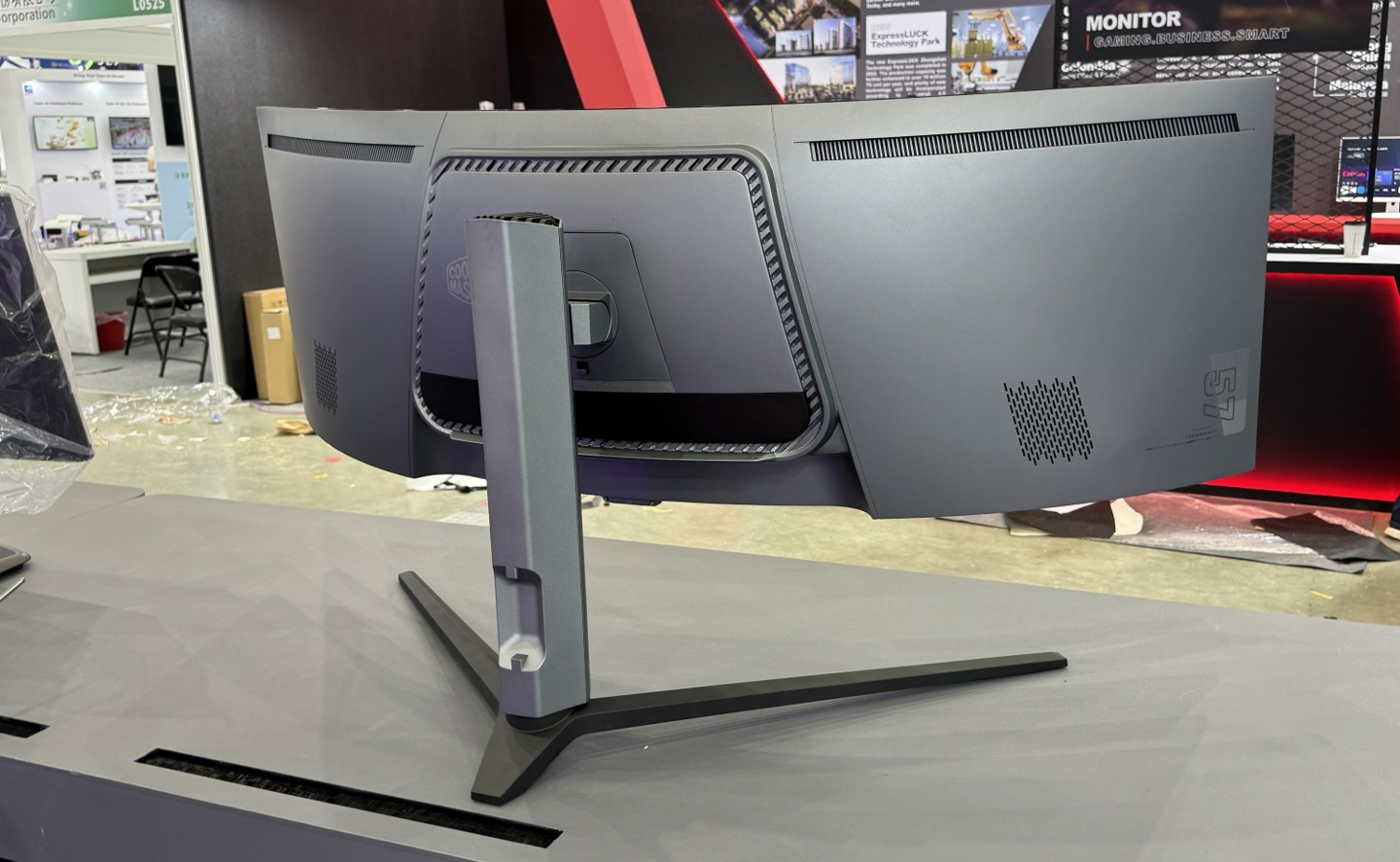 54 英寸 VA 超宽屏、2304 分区，酷冷至尊展出 GP57ZS 曲面 Mini LED 显示器