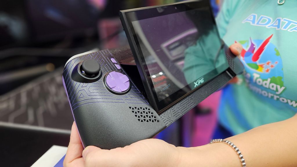 威刚展示 XPG Nia 掌机:首配 LPCAMM2 内存、可上抬屏幕,主打社区改造