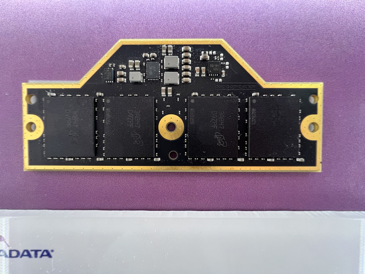 威刚展示 XPG Nia 掌机:首配 LPCAMM2 内存、可上抬屏幕,主打社区改造