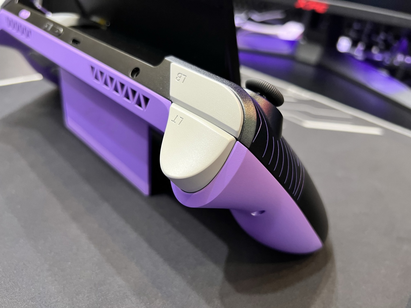 威刚展示 XPG Nia 掌机:首配 LPCAMM2 内存、可上抬屏幕,主打社区改造