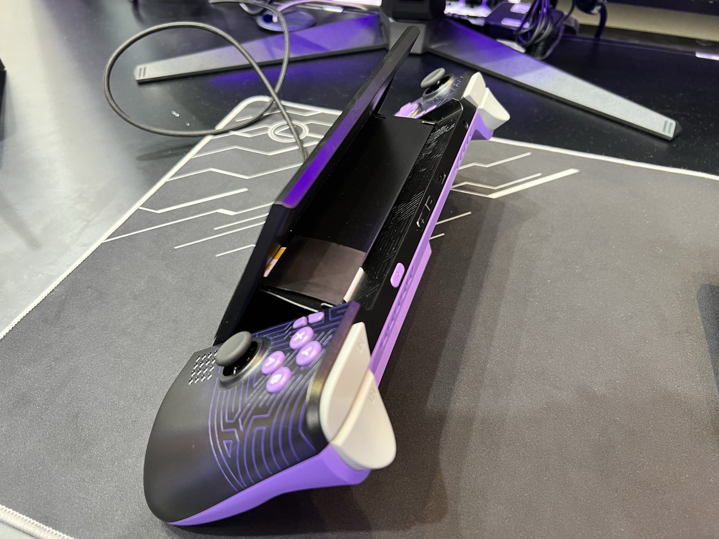 威刚展示 XPG Nia 掌机:首配 LPCAMM2 内存、可上抬屏幕,主打社区改造