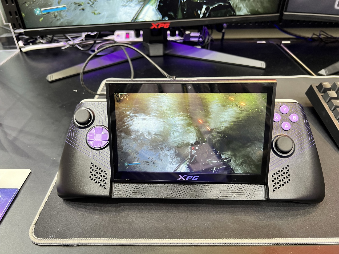 威刚展示 XPG Nia 掌机:首配 LPCAMM2 内存、可上抬屏幕,主打社区改造