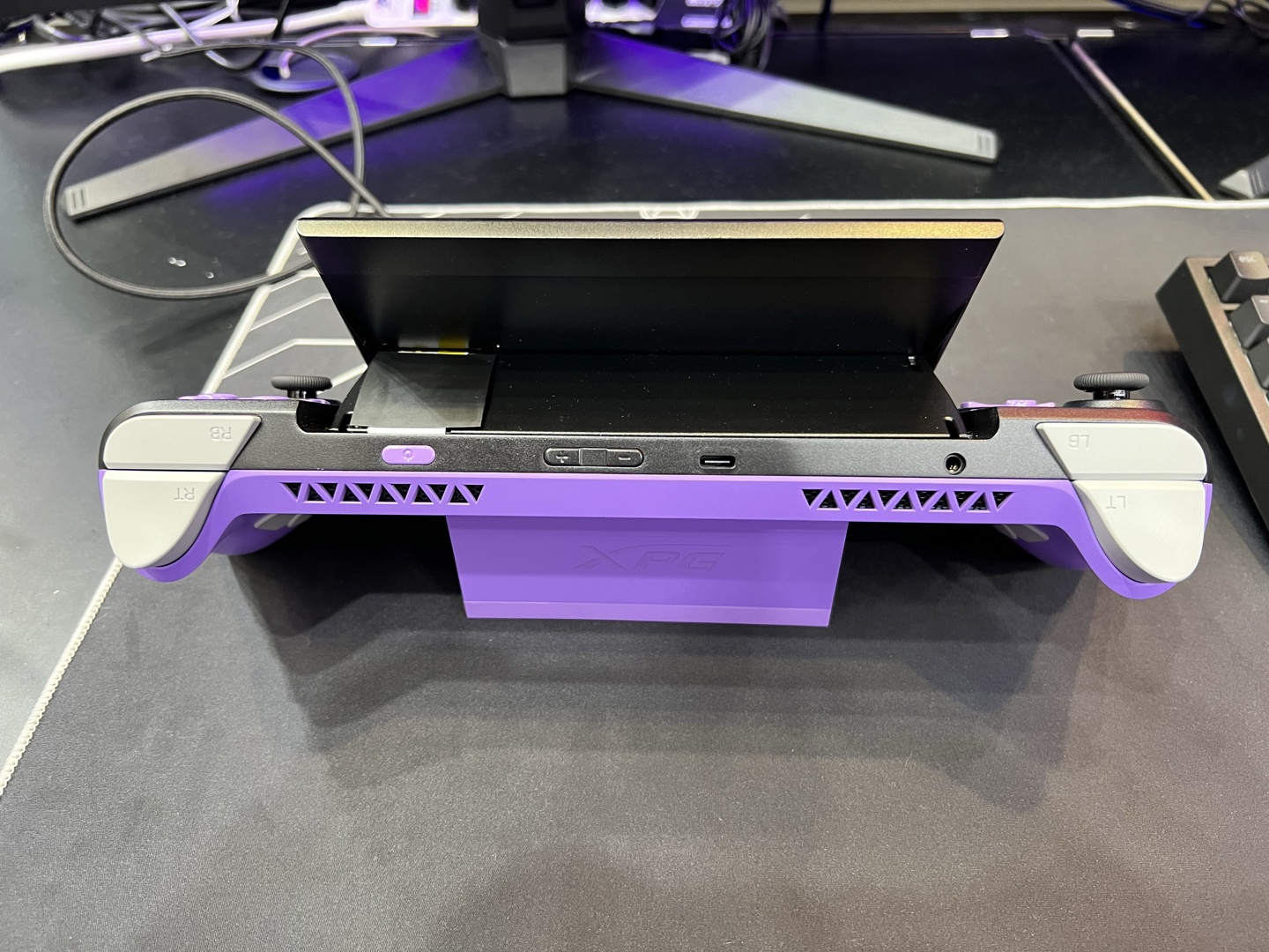 威刚展示 XPG Nia 掌机:首配 LPCAMM2 内存、可上抬屏幕,主打社区改造