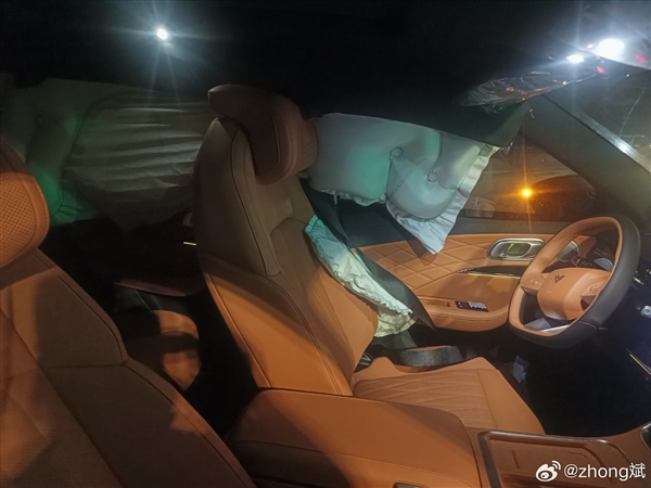 哪吒L遭遇渣土车正面撞击, 车主:被吓了一跳而已,没有受伤