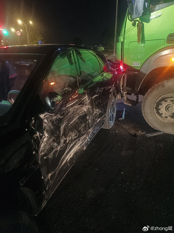 哪吒L遭遇渣土车正面撞击, 车主:被吓了一跳而已,没有受伤