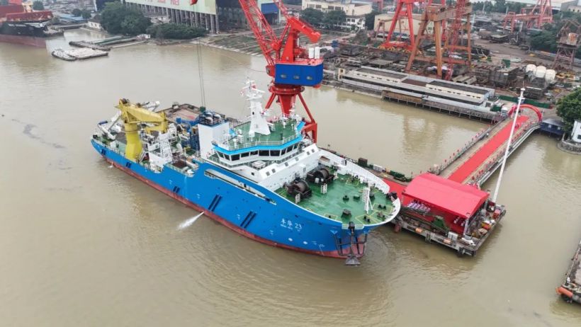 拥有完全自主知识产权,我国首艘大型海上风电多功能运维母船“丰华 23”号完工交付