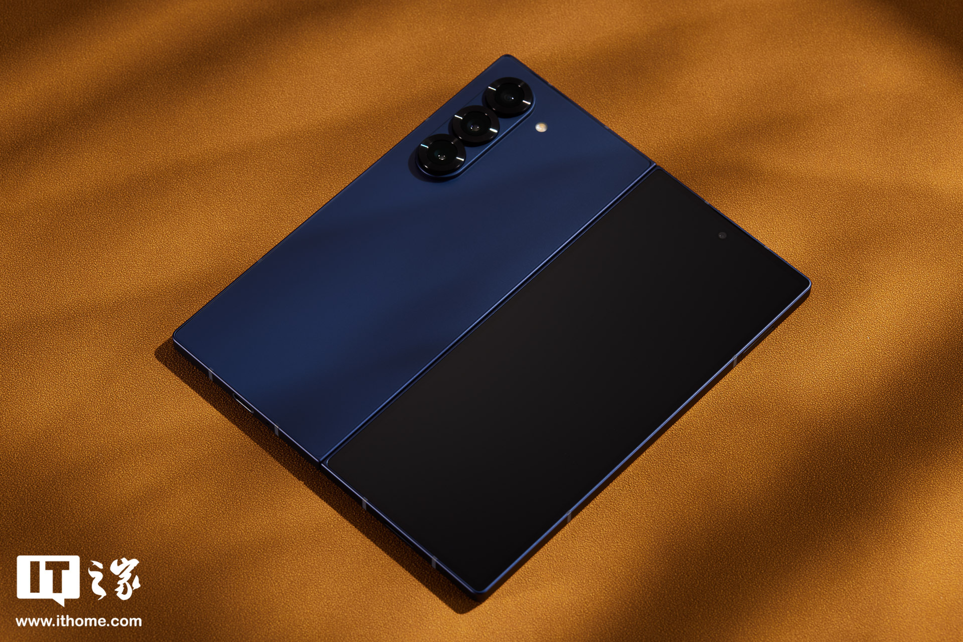 三星 Galaxy Z Fold6 折叠屏手机图赏：更硬朗，更轻薄，所以也更贵了？