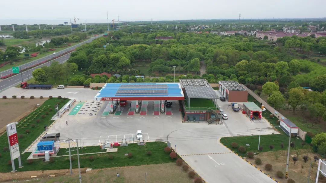 中国石化启动“万站沐光”行动,拟 3 年新建 1 万座光伏站点