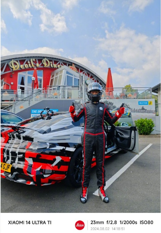 雷军亲自驾驶小米 SU7 Ultra 征服纽北,技术获官方认证